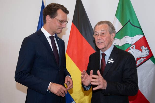 v.l. Hendrik WUEST, Wüst, CDU, Ministerpraesident des Landes Nordrhein-Westfalen, Franz MUENTEFERING, SPD, Politiker, mit dem NRW Verdienstorden, Ministerpraesident Hendrik WUEST zeichnet Buergerinnen und Buerger aus Nordrhein-Westfalen fuer ihr aussergewoehnliches Engagement fuer die Gesellschaft mit dem Verdienstorden des Landes aus, Verleihung des Verdienstordens des Landes Nordrhein-Westfalen in Duesseldorf am 24.08.2026 *** From left: Hendrik WUEST, Wüst, CDU, Minister President of the State of North Rhine-Westphalia; Franz MUENTEFERING, SPD, politician, with the North Rhine-Westphalia Order of Merit; Minister President Hendrik WUEST honors citizens of North Rhine-Westphalia for their exceptional commitment to society with the Stat