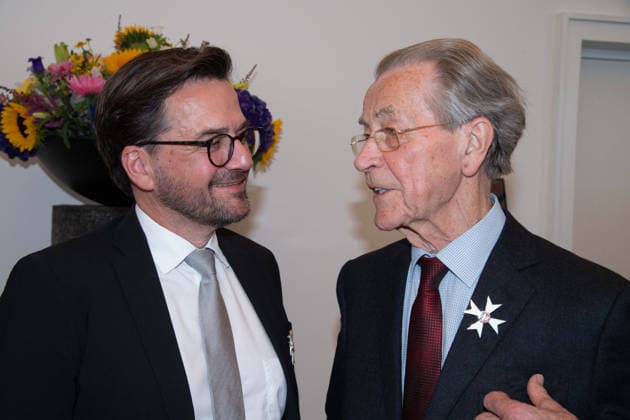 v.l. Thomas KUTSCHATY, Politiker, SPD, mit dem NRW Verdienstorden, Franz MUENTEFERING, SPD, Politiker, mit dem NRW Verdienstorden, Ministerpraesident Hendrik WUEST zeichnet Buergerinnen und Buerger aus Nordrhein-Westfalen fuer ihr aussergewoehnliches Engagement fuer die Gesellschaft mit dem Verdienstorden des Landes aus, Verleihung des Verdienstordens des Landes Nordrhein-Westfalen in Duesseldorf am 24.08.2026 *** From left: Thomas KUTSCHATY, politician, SPD, recipient of the North Rhine-Westphalia Order of Merit; Franz MUENTEFERING, SPD, politician, recipient of the Order of Merit of North Rhine-Westphalia; Minister President Hendrik WUEST honors citizens of North Rhine-Westphalia for their exceptional commitment to society with the Sta