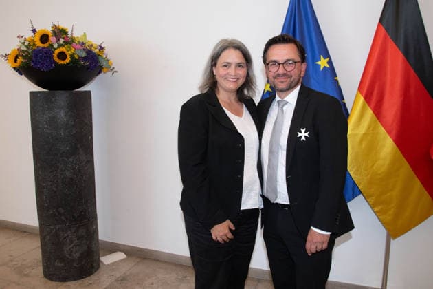 Thomas KUTSCHATY, Politiker, SPD, mit dem NRW Verdienstorden, mitn Ehefrau Christina, Ministerpraesident Hendrik WUEST zeichnet Buergerinnen und Buerger aus Nordrhein-Westfalen fuer ihr aussergewoehnliches Engagement fuer die Gesellschaft mit dem Verdienstorden des Landes aus, Verleihung des Verdienstordens des Landes Nordrhein-Westfalen in Duesseldorf am 24.08.2026 *** Thomas KUTSCHATY, politician, SPD, recipient of the Order of Merit of North Rhine-Westphalia, with his wife Christina; Minister President Hendrik WUEST honors citizens of North Rhine-Westphalia for their exceptional commitment to society with the State Order of Merit; Award ceremony for the Order of Merit of the State of North Rhine-Westphalia in Düsseldorf on August 24,