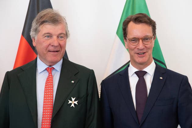 v.l. Dr. Philipp Freiherr Heereman von Zuydtwyck mit dem Verdienstorden und Ehefrau Caroline, Hendrik WUEST, Wüst, CDU, Ministerpraesident des Landes Nordrhein-Westfalen, Ministerpraesident Hendrik WUEST zeichnet Buergerinnen und Buerger aus Nordrhein-Westfalen fuer ihr aussergewoehnliches Engagement fuer die Gesellschaft mit dem Verdienstorden des Landes aus, Verleihung des Verdienstordens des Landes Nordrhein-Westfalen in Duesseldorf am 24.08.2026 *** From left: Dr. Philipp Freiherr Heereman von Zuydtwyck, recipient of the Order of Merit, and his wife Caroline, Hendrik WUEST, Wüst, CDU, Minister-President of the State of North Rhine-Westphalia; Minister-President Hendrik WUEST honors citizens of North Rhine-Westphalia for their except