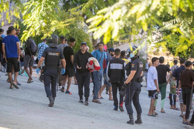 The NGO Accem is providing shelter to 1,100 migrants in Ceuta. Migrants wait in line on August 24, 2026, in Ceuta, Spain. The NGO Accem is currently assisting 1,100 migrants at the Loma Margarita temporary shelter, in Ceuta—a facility managed by the organization that is currently at full capacity. In the autonomous city, the organization Engloba manages the Loma Colmenar center, which has an additional 700 beds. In total, there are 1,800 beds in the shelters set up in the autonomous city following the mass influx on July 30. AUGUST 24, 2026 Ceuta Ceuta, Spain  Copyright: xMarcosxMorenox 7730311