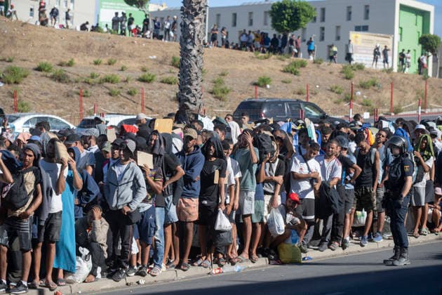 The NGO Accem is providing shelter to 1,100 migrants in Ceuta. Migrants wait in line on August 24, 2026, in Ceuta, Spain. The NGO Accem is currently assisting 1,100 migrants at the Loma Margarita temporary shelter, in Ceuta—a facility managed by the organization that is currently at full capacity. In the autonomous city, the organization Engloba manages the Loma Colmenar center, which has an additional 700 beds. In total, there are 1,800 beds in the shelters set up in the autonomous city following the mass influx on July 30. AUGUST 24, 2026 Ceuta Ceuta, Spain  Copyright: xMarcosxMorenox 7730316