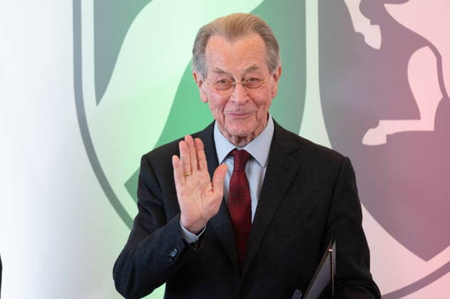 Der Politiker Franz MUENTEFERING, Müntefering, erhaelt von Hendrik WUEST, Wüst, CDU, Ministerpraesident des Landes Nordrhein-Westfalen, den NRW Verdienstorden, Ministerpraesident Hendrik WUEST zeichnet Buergerinnen und Buerger aus Nordrhein-Westfalen fuer ihr aussergewoehnliches Engagement fuer die Gesellschaft mit dem Verdienstorden des Landes aus, Verleihung des Verdienstordens des Landes Nordrhein-Westfalen in Duesseldorf am 24.08.2026 *** Politician Franz MUENTEFERING (Müntefering) receives the Order of Merit of North Rhine-Westphalia from Hendrik WUEST (Wüst), CDU, Minister-President of the State of North Rhine-Westphalia, the North Rhine-Westphalia Order of Merit; Minister-President Hendrik WUEST honors citizens of North Rhine-W