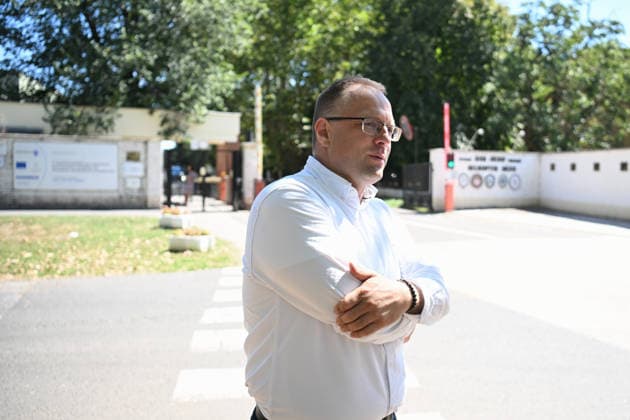 NATO Hungarian Air Force Gripen Crashes In Hungary Mihaly Gyorfi, Mayor of Szolnok, speaks with reporters near the entrance of the Kiss Jozsef Helicopter Base Airbase in Szolnok, Hungary, on August 24, 2026. A Saab JAS 39 Gripen crashed earlier after the pilot ejected. Budapest Hungary  Copyright: xBalintxSzentgallayx originalFilename: szentgallay-natohung260824_npLGL.jpg