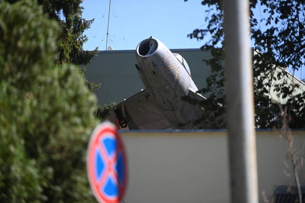 NATO Hungarian Air Force Gripen Crashes In Hungary Traffic near the entrance of the Kiss Jozsef Helicopter Base airbase in Szolnok, Hungary, on August 24, 2026. A Saab JAS 39 Gripen crashed earlier after the pilot ejected. Budapest Hungary  Copyright: xBalintxSzentgallayx originalFilename: szentgallay-natohung260824_npmo1.jpg