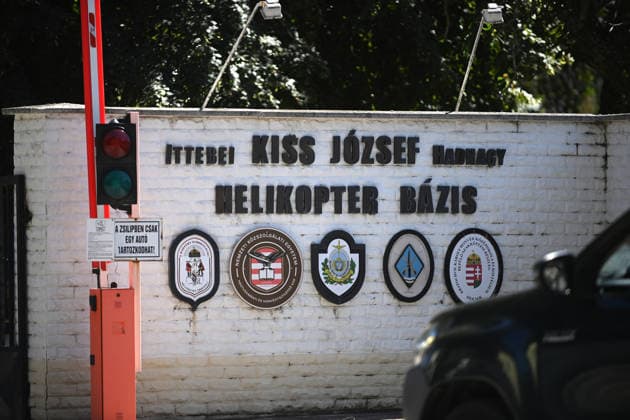 NATO Hungarian Air Force Gripen Crashes In Hungary Traffic near the entrance of the Kiss Jozsef Helicopter Base airbase in Szolnok, Hungary, on August 24, 2026. A Saab JAS 39 Gripen crashed earlier after the pilot ejected. Budapest Hungary  Copyright: xBalintxSzentgallayx originalFilename: szentgallay-natohung260824_npPve.jpg