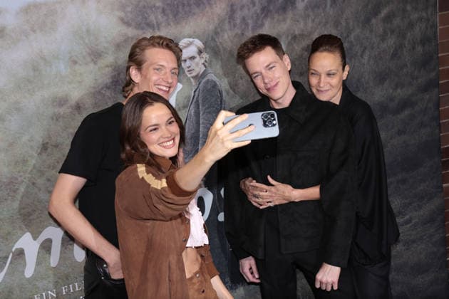 Emilia Schuele, Paul Boche, Regisseur Kai Staeicke und Jeanette Hain bei der Der Heimatlose Photo Call im Rahmen der Kino Premiere am 24.08.2026 im AchtBerlin in Berlin Emilia Schuele, Paul Boche, director Kai Staeicke und Jeanette Hain attend the photocall for Der Heimatlose Homeless Man during the movie premiere on August 24, 2026 at AchtBerlin in Berlin, Germany Der Heimatlose Filmpremiere Screening in Berlin *** Emilia Schuele, Paul Boche, director Kai Staeicke, and Jeanette Hain at the *Der Heimatlose* photo call during the movie premiere on August 24, 2026, at AchtBerlin in Berlin. Emilia Schuele, Paul Boche, director Kai Staeicke, and Jeanette Hain attend the photo call for *Der Heimatlose* (*The Homeless Man* 