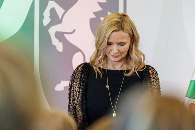 24.08.2026. Düsseldorf. Veronica Ferres bei der Verleihung des Verdienstordens des Landes Nordrhein-Westfalen anlässlich des 80. Landesgeburtstages. Veronica Ferres hat als Schauspielerin den deutschen Film geprägt und Nordrhein-Westfalen als Kulturstandort international vertreten. Auch als Produzentin blieb sie ihrer Heimat verbunden. Wiederholt fanden Dreharbeiten für ihre Produktionen in Nordrhein-Westfalen statt. Seit vielen Jahren engagiert sie sich als Schirmherrin der Arche Kinderstiftung sowie des Bergischen Kinder- und Jugendhospizes Burgholz für benachteiligte und schwerkranke Kinder. Darüber hinaus setzt sie sich mit ihren Kinderbüchern für den Schutz und die Stärkung von Kindern ein. Düsseldorf Staatskanzlei Nordrhe