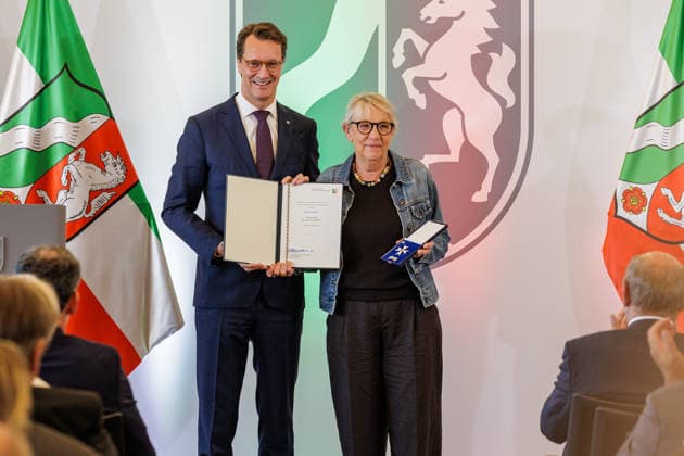 24.08.2026. Düsseldorf. (l-r) NRW-Ministerpräsident Hendrik Wüst und Magdalene (Lena) Arndt bei der Verleihung des Verdienstordens des Landes Nordrhein-Westfalen anlässlich des 80. Landesgeburtstages. Lena Arndt hat 1980 gemeinsam mit Mitstreiterinnen den Trägerverein des Frauenhauses Paderborn gegründet und sich seitdem für den Schutz von Frauen und Kindern vor häuslicher Gewalt eingesetzt. Als Diplom-Sozialarbeiterin hat sie bei der Aidshilfe Paderborn HIV-positive Frauen und ihre Angehörigen beraten und begleitet. Darüber hinaus hat sie sich im Vorstand der Aidshilfe, in der Landeskommission AIDS und für die Vernetzung von Selbsthilfegruppen engagiert. Düsseldorf Staatskanzlei Nordrhein-Westfalen Deutschland *** August 24,