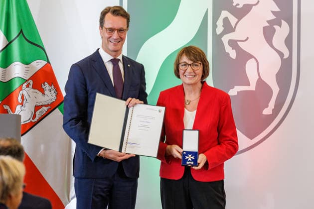 24.08.2026. Düsseldorf. (l-r) NRW-Ministerpräsident Hendrik Wüst und Monika Düker bei der Verleihung des Verdienstordens des Landes Nordrhein-Westfalen anlässlich des 80. Landesgeburtstages. Monika Düker hat als langjährige Landtagsabgeordnete und Vorsitzende der Grünen-Landtagsfraktion die Landespolitik in Nordrhein-Westfalen geprägt. Fast 16 Jahre hat sie sich als flüchtlingspolitische Sprecherin für faire Asylverfahren, Sprachförderung und bessere Unterbringung eingesetzt. Auch nach ihrem Ausscheiden aus dem Landtag engagiert sie sich für wohnungslose, alte und hilfsbedürftige Menschen im Kuratorium der Franziskanischen Stiftung Johannes Höver. Düsseldorf Staatskanzlei Nordrhein-Westfalen Deutschland *** August 24, 202