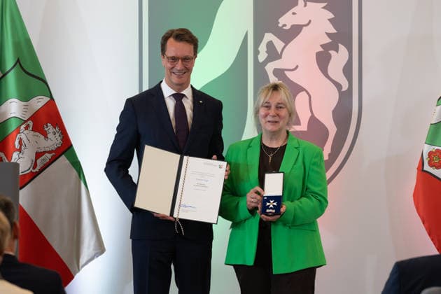 24.08.2026. Düsseldorf. (l-r) NRW-Ministerpräsident Hendrik Wüst und Susanne Saage bei der Verleihung des Verdienstordens des Landes Nordrhein-Westfalen anlässlich des 80. Landesgeburtstages. Susanne Saage hat nach der Leukämie-Erkrankung ihres Sohnes Moritz im Jahr 2004 die Aktion Löwenmama gegründet. Mit ihrem Team erfüllt sie schwer erkrankten Kindern und ihren Geschwistern Weihnachtswünsche und unterstützt rund 80 Kliniken und Hospize in ganz Deutschland. Durch ihr Engagement schenkt sie betroffenen Familien Hoffnung und besondere Momente in schwierigen Zeiten. Düsseldorf Staatskanzlei Nordrhein-Westfalen Deutschland *** August 24, 2026, Düsseldorf North Rhine-Westphalia: Minister President Hendrik Wüst and Susanne