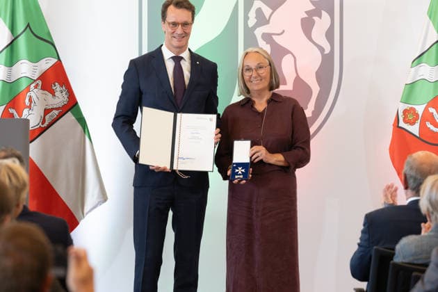 24.08.2026. Düsseldorf. (l-r) NRW-Ministerpräsident Hendrik Wüst und Anja Weber bei der Verleihung des Verdienstordens des Landes Nordrhein-Westfalen anlässlich des 80. Landesgeburtstages. Anja Weber hat als erste Frau an der Spitze des DGB Nordrhein-Westfalen die Interessen der Arbeitnehmerinnen und Arbeitnehmer vertreten und die Gewerkschaften enger zusammengeführt. Von 2017 bis 2025 hat sie als Vorsitzende den Dialog mit Politik, Verbänden und gesellschaftlichen Gruppen gestärkt. Besonders hat sie sich für Mitbestimmung, ehrenamtliches Engagement und mehr Frauen in verantwortlichen Positionen eingesetzt. Düsseldorf Staatskanzlei Nordrhein-Westfalen Deutschland *** August 24, 2026, Düsseldorf NRW Minister-President Hendrik W