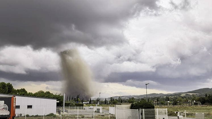 Stunning image of the tornado observed from the village of Cépie in the Aude department, France, on August 24, 2026 Christian Dussaud Bestimage Impressive picture of the tornado observed in Cépie, Aude, France, on August 24, 2026 Cépie France  Copyright: xChristianxDussaud BestimagexChristianxDussaud Bestimagex