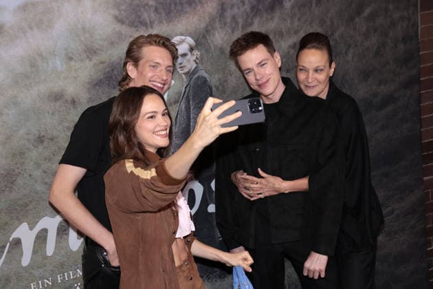 Emilia Schuele, Paul Boche, director Kai Staenicke and Jeanette Hain attend the photocall for Der Heimatlose Homeless Man during the movie premiere on August 24, 2026 at AchtBerlin in Berlin, Germany Der Heimatlose Screening in Berlin, Germany *** Emilia Schuele, Paul Boche, director Kai Staenicke, and Jeanette Hain attend the photocall for *Der Heimatlose* during the film s premiere on August 24, 2026, at AchtBerlin in Berlin, Germany. *Der Heimatlose* Screening in Berlin, Germany
