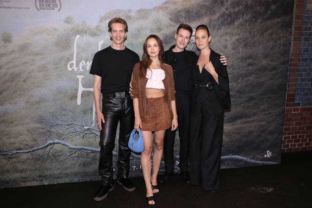 Paul Boche, Emilia Schuele, director Kai Staenicke und Jeanette Hain bei der Der Heimatlose Photo Call im Rahmen der Kino Premiere am 24.08.2026 im AchtBerlin in Berlin Der Heimatlose Screening in Berlin, Germany *** Paul Boche, Emilia Schuele, director Kai Staenicke, and Jeanette Hain at the *Der Heimatlose* photo call during the film s premiere on August 24, 2026, at AchtBerlin in Berlin. *Der Heimatlose* screening in Berlin, Germany 
