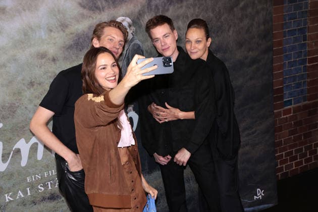 Emilia Schüle, Paul Boche, Regisseur Kai Stänicke und Jeanette Hain bei der Der Heimatlose Photo Call im Rahmen der Kino Premiere am 24.08.2026 im AchtBerlin in Berlin Der Heimatlose Screening in Berlin, Germany *** Emilia Schüle, Paul Boche, director Kai Stänicke, and Jeanette Hain at the *Der Heimatlose* photo call during the movie premiere on August 24, 2026, at AchtBerlin in Berlin; *Der Heimatlose* screening in Berlin, Germany 