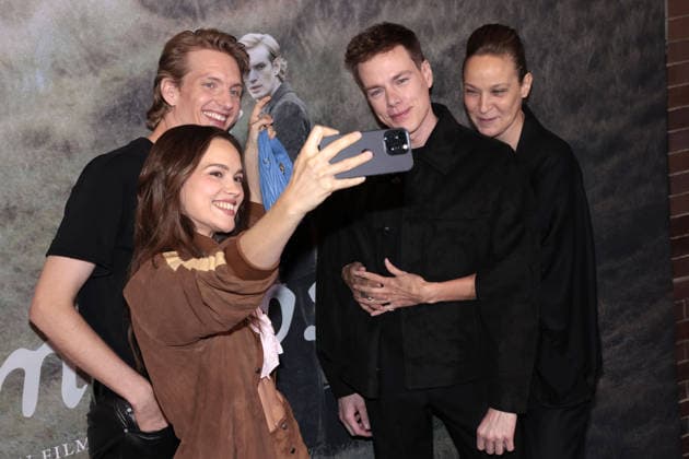Emilia Schüle, Paul Boche, Regisseur Kai Stänicke und Jeanette Hain bei der Der Heimatlose Photo Call im Rahmen der Kino Premiere am 24.08.2026 im AchtBerlin in Berlin Der Heimatlose Screening in Berlin, Germany *** Emilia Schüle, Paul Boche, director Kai Stänicke, and Jeanette Hain at the *Der Heimatlose* photo call during the film’s premiere on August 24, 2026, at AchtBerlin in Berlin. *Der Heimatlose* screening in Berlin, Germany 