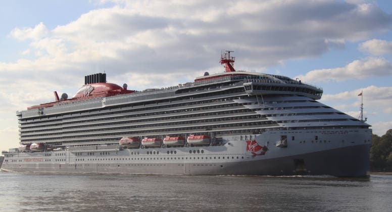 Das Kreuzfahrtschiff Valiant Lady der Adults-Only-Redeerei Virgin Voyages bei seinem Erstanlauf in den Hamburger Hafen. *** The cruise ship Valiant Lady, operated by the adults-only cruise line Virgin Voyages, on its maiden call at the Port of Hamburg