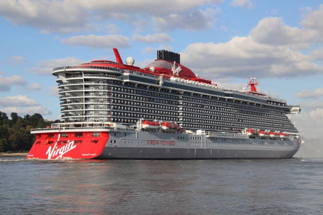Das Kreuzfahrtschiff Valiant Lady der Adults-Only-Redeerei Virgin Voyages bei seinem Erstanlauf in den Hamburger Hafen. *** The cruise ship Valiant Lady, operated by the adults-only cruise line Virgin Voyages, on its maiden call at the Port of Hamburg