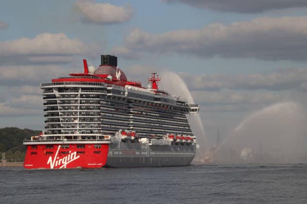 Das Kreuzfahrtschiff Valiant Lady der Adults-Only-Redeerei Virgin Voyages bei seinem Erstanlauf in den Hamburger Hafen. *** The cruise ship Valiant Lady, operated by the adults-only cruise line Virgin Voyages, on its maiden call at the Port of Hamburg