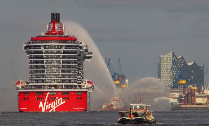 Das Kreuzfahrtschiff Valiant Lady der Adults-Only-Redeerei Virgin Voyages bei seinem Erstanlauf in den Hamburger Hafen. *** The cruise ship Valiant Lady, operated by the adults-only cruise line Virgin Voyages, on its maiden call at the Port of Hamburg
