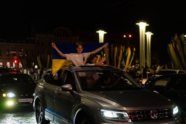 August 24, 2026, Kharkiv, Ukraine: KHARKIV, UKRAINE Ã¢â‚¬ AUGUST 23, 2026: People gather in central Kharkiv, Ukraine, on August 23, 2026, to mark Ukrainian National Flag Day, one day ahead of the countryÃ¢â‚¬â ¢s Independence Day. Residents took part in gatherings featuring Ukrainian flags, music, chants and vehicle processions in the northeastern city, which remains exposed to Russian drone and missile attacks amid the continuing war. Kharkiv Ukraine  - ZUMAq101 20260824_zna_q101_076 Copyright: xCarloxBravox