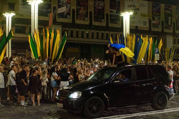 August 24, 2026, Kharkiv, Ukraine: KHARKIV, UKRAINE Ã¢â‚¬ AUGUST 23, 2026: People gather in central Kharkiv, Ukraine, on August 23, 2026, to mark Ukrainian National Flag Day, one day ahead of the countryÃ¢â‚¬â ¢s Independence Day. Residents took part in gatherings featuring Ukrainian flags, music, chants and vehicle processions in the northeastern city, which remains exposed to Russian drone and missile attacks amid the continuing war. Kharkiv Ukraine  - ZUMAq101 20260824_zna_q101_079 Copyright: xCarloxBravox