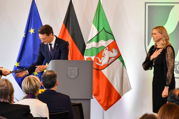 ABB NRWORDEN- Hendrik Wüst Wuest MP NRW mit Veronica Ferres Schauspielerin bei der Verleihung des Verdienstorden und der Urkunde des Landes Nordrhein-Westfalen in der Staatskanzlei am 24.AUGUST 2026 in Duesseldorf NRW Deutschland *** ABB NRWORDEN Hendrik Wüst Wuest, MP for North Rhine-Westphalia, with actress Veronica Ferres at the ceremony to present the Order of Merit and the certificate from the State of North Rhine-Westphalia at the State Chancellery on August 24, 2026, in Düsseldorf, North Rhine-Westphalia, Germany