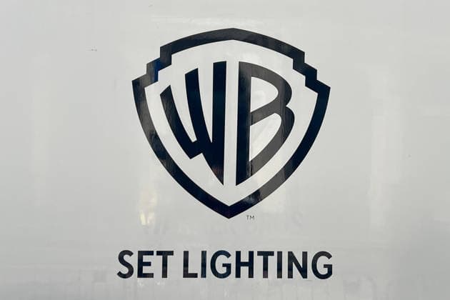 The Batman: Part II, Batman, Warner Bros., DC, Robert Pattinson, Matt Reeves, Glasgow, Schottland, Gotham City, Gotham, Filmdreh, Dreharbeiten, Filmproduktion, Filmset, Hollywood-Produktion, Batmobile, Action-Szene, Stuntfahrzeuge, Filmcrew, Statisten, Nachtaufnahmen, künstlicher Schnee, US-amerikanisches Setting, Gotham City Kulisse, Gotham-Kulisse, Gotham-Straßen, Straßensperrungen, Glasgow City Centre, Filmkulisse, Kinofilm, DC Comics, Superheldenfilm, Filmindustrie, Entertainment, Warner Bros Logo, Set Lighting *** The Batman Part II, Batman, Warner Bros., DC, Robert Pattinson, Matt Reeves, Glasgow, Scotland, Gotham City, Gotham, Filming, Production, Film Set, Hollywood Production, Batmobile, Action Scene, Stunt Vehicles, Film Cr Copyright: xArnexAmbergx