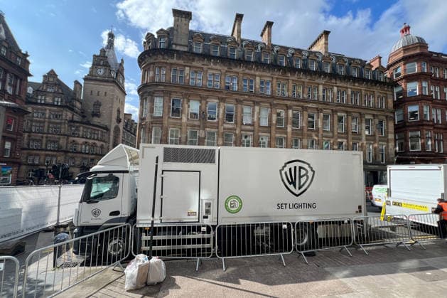 The Batman: Part II, Batman, Warner Bros., DC, Robert Pattinson, Matt Reeves, Glasgow, Schottland, Gotham City, Gotham, Filmdreh, Dreharbeiten, Filmproduktion, Filmset, Hollywood-Produktion, Batmobile, Action-Szene, Stuntfahrzeuge, Filmcrew, Statisten, Nachtaufnahmen, künstlicher Schnee, US-amerikanisches Setting, Gotham City Kulisse, Gotham-Kulisse, Gotham-Straßen, Straßensperrungen, Glasgow City Centre, Filmkulisse, Kinofilm, DC Comics, Superheldenfilm, Filmindustrie, Entertainment, Warner Bros Logo, Set Lighting *** The Batman Part II, Batman, Warner Bros., DC, Robert Pattinson, Matt Reeves, Glasgow, Scotland, Gotham City, Gotham, Filming, Production, Film Set, Hollywood Production, Batmobile, Action Scene, Stunt Vehicles, Film Cr Copyright: xArnexAmbergx