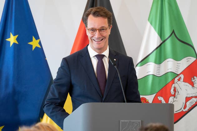 Hendrik WUEST, Wüst, CDU, Ministerpraesident des Landes Nordrhein-Westfalen, bei seiner Rede Ministerpraesident Hendrik WUEST zeichnet Buergerinnen und Buerger aus Nordrhein-Westfalen fuer ihr aussergewoehnliches Engagement fuer die Gesellschaft mit dem Verdienstorden des Landes aus, Verleihung des Verdienstordens des Landes Nordrhein-Westfalen in Duesseldorf am 24.08.2026 *** Hendrik WUEST, Wüst, CDU, Minister-President of the State of North Rhine-Westphalia, during his speech. Minister-President Hendrik WUEST honors citizens of North Rhine-Westphalia for their exceptional commitment to society with the State Order of Merit, Award ceremony for the Order of Merit of the State of North Rhine-Westphalia in Düsseldorf on August 24, 2026