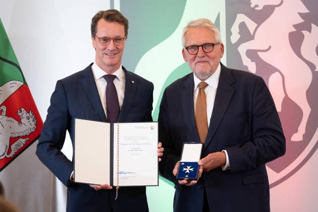 Professor Dr. Dr. Thomas Sternberg erhaelt von Hendrik WUEST, Wüst, CDU, Ministerpraesident des Landes Nordrhein-Westfalen, den NRW Verdienstorden, Ministerpraesident Hendrik WUEST zeichnet Buergerinnen und Buerger aus Nordrhein-Westfalen fuer ihr aussergewoehnliches Engagement fuer die Gesellschaft mit dem Verdienstorden des Landes aus, Verleihung des Verdienstordens des Landes Nordrhein-Westfalen in Duesseldorf am 24.08.2026 *** Professor Dr. Dr. Thomas Sternberg receives the NRW Order of Merit from Hendrik WUEST, Wüst, CDU, Minister-President of the State of North Rhine-Westphalia, the Order of Merit of North Rhine-Westphalia. Minister-President Hendrik WUEST honors citizens of North Rhine-Westphalia for their exceptional commitment