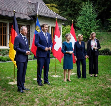 Lars Klingbeil (2.v.l.), Bundesminister der Finanzen, aufgenommen im Rahmen seiner Teilnahme am Treffen der Finanzministerinnen und Finanzminister von Deutschland, Liechtenstein, Luxemburg, Oesterreich und der Schweiz in Liechtenstein. V.l. Gilles Roth, Finanzminister Luxemburg, Brigitte Haas, Regierungschefin von Liechtenstein und Ministerin fuer Praesidiales und Finanzen, Karin Keller-Sutter, Finanzministerin der Schweiz, und Barbara Eibinger-Miedl, Staatssekretaerin im oesterreichischen Finanzministerium. Fotografiert im Auftrag des Bundesfinanzministeriums Schaan Liechtenstein *** Lars Klingbeil, second from the left, Federal Minister of Finance, photographed during his participation in the meeting of the finance ministers of Germany Copyright: xThomasxKoehlerx