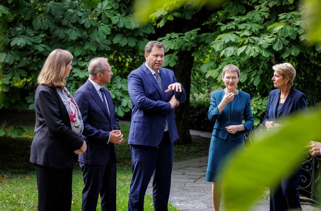 Lars Klingbeil (3.v.l.), Bundesminister der Finanzen, aufgenommen im Rahmen seiner Teilnahme am Treffen der Finanzministerinnen und Finanzminister von Deutschland, Liechtenstein, Luxemburg, Oesterreich und der Schweiz in Liechtenstein. V.L. Barbara Eibinger-Miedl, Staatssekretaerin im oesterreichischen Finanzministerium, Gilles Roth, Finanzminister Luxemburg, Brigitte Haas, Regierungschefin von Liechtenstein und Ministerin fuer Praesidiales und Finanzen, Karin Keller-Sutter, Finanzministerin der Schweiz. Fotografiert im Auftrag des Bundesfinanzministeriums Schaan Liechtenstein *** Lars Klingbeil, third from the left, Federal Minister of Finance, pictured during his participation in the meeting of the finance ministers of Germany, Liechte Copyright: xThomasxKoehlerx