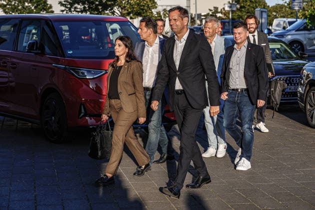 Statements nach der Betriebsversammlung im VW-Nutzfahrzeugwerk Hannover Ankunft und Gang zur Pressekonferenz im VW-Nutzfahrzeug Kundencenter (v.l.n.r) Daniela Cavallo, VW Gesamt- und Konzernbetriebsratsvorsitzende; Stavros Christidis, VW-Nutzfahrzeuge Betriebsratsvorsitzender; Olaf Lies (SPD), Niedersächsischer Ministerpräsident (n.n.) Hannover VW Nutzfahrzeuge, Kundencenter Niedersachsen, Region Hannover Germany *** Statements following the works meeting at the VW Commercial Vehicles plant in Hanover; arrival and walk to the press conference at the VW Commercial Vehicles Customer Center (from left to right): Daniela Cavallo, VW Group and Corporate Works Council Chair Stavros Christidis, VW Commercial Vehicles Works Council Chair Olaf Lie