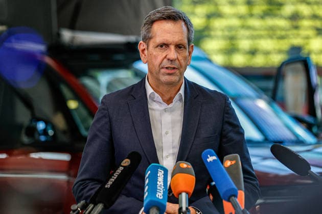 Statements nach der Betriebsversammlung im VW-Nutzfahrzeugwerk Hannover Statement: Olaf Lies (SPD), Niedersächsischer Ministerpräsident Hannover VW Nutzfahrzeuge, Kundencenter Niedersachsen, Region Hannover Germany *** Statements Following the Staff Meeting at the VW Commercial Vehicles Plant in Hanover Statement by Olaf Lies (SPD), Minister President of Lower Saxony Hanover, VW Commercial Vehicles, Lower Saxony Customer Center, Hanover Region, Germany