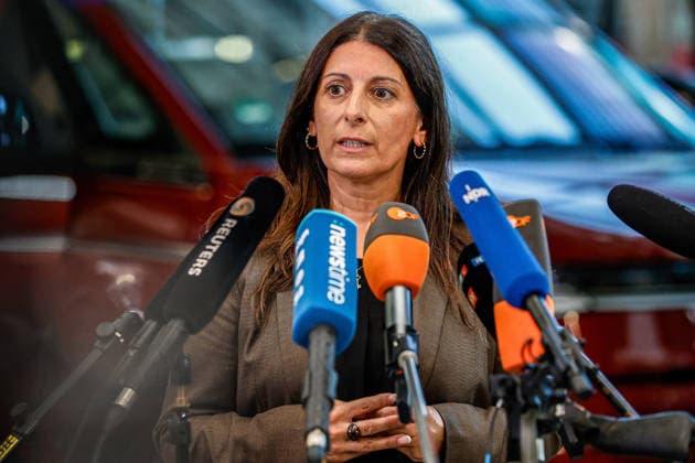 Statements nach der Betriebsversammlung im VW-Nutzfahrzeugwerk Hannover Statement: Daniela Cavallo, VW Gesamt- und Konzernbetriebsratsvorsitzende Hannover VW Nutzfahrzeuge, Kundencenter Niedersachsen, Region Hannover Germany *** Statements Following the Staff Meeting at the VW Commercial Vehicle Plant in Hanover Statement by Daniela Cavallo, Chair of the VW General and Group Works Council for Hanover VW Commercial Vehicles, Lower Saxony Customer Center, Hanover Region, Germany