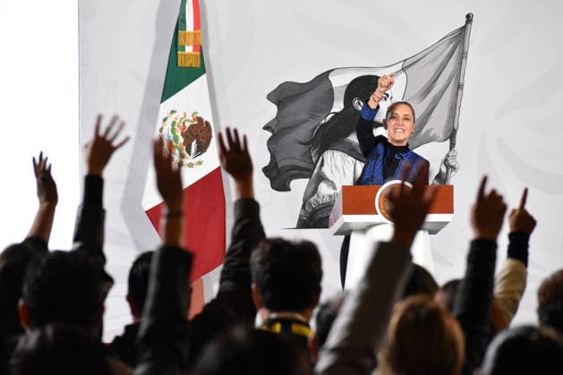 Mexico™s President Claudia Sheinbaum Holds Briefing Mexican President Claudia Sheinbaum speaks during her daily morning press conference, La Mananera, about the recent political crisis in Sinaloa, characterizing the brief and controversial return of Governor RubÃ n Rocha Moya to his post as imprudent and not appropriate amid ongoing federal investigations into alleged ties to organized crime. on August 24, 2026 in Mexico City, Mexico. (Photo by Luis Barron Eyepix Group) Copyright: xLuisxBarronx xEyepixxGroupx LB_24082026_196248