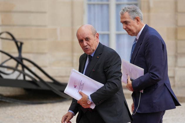 Former French Minister of Foreign Affairs Jean-Yves Le Drian and President of the Republic Emmanuel Macron welcomed His Royal Highness Mohammed bin Salman bin Abdulaziz Al Saud, Crown Prince and Prime Minister of Saudi Arabia, to strengthen the strategic partnership between the two countries at the Élysée Palace in Paris, France, on August 24, 2026. Anne Sophie Guebey, Bestimage  Copyright: xAnne-SophiexGuebeyx xBestimagexAnne-SophiexGuebeyx xBestimagex