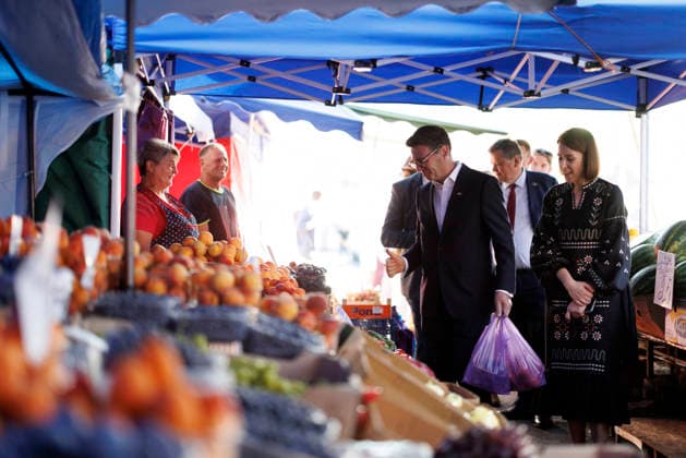 Prime Minister Andy Burnham visits Ukraine 24 08 2026. Kyiv, Ukraine. Prime Minister Andy Burnham buys fruit at Lukanivska Market., Credit:Lauren Hurley B66 Avalon Ukraine, Kyiv, Kyiv  Copyright: xLaurenxHurleyx xB66x xAvalonx 1128276389