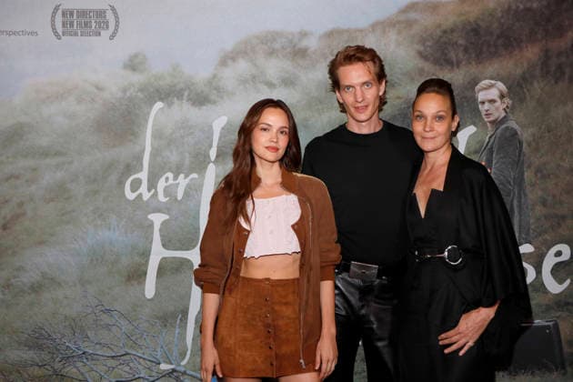 Der Heimatlose , Filmpremiere im AchtBerlin, Berlin, 24.08.2026 Emilia Schüle, Paul Boche und Jeanette Hain bei einem Photocall anlässlich des Special Screenings von Der Heimatlose im AchtBerlin in Berlin am 24.8.2026 Berlin AchtBerlin *** *Der Heimatlose*, film premiere at AchtBerlin, Berlin, August 24, 2026. Emilia Schüle, Paul Boche, and Jeanette Hain at a photo call during the special screening of *Der Heimatlose* at AchtBerlin in Berlin on August 24, 2026. Berlin AchtBerlin Copyright: xx