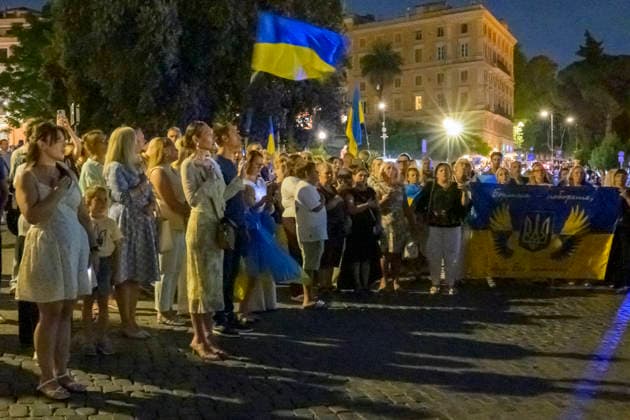 August 24, 2026, Rome, Italy: Members of Rome s Ukrainian community celebrate Ukrainian Independence Day during an event organized by the Christian Association of Ukrainians in Italy near the Colosseum , which was illuminated for the occasion in the colors of the Ukrainian flag, in Rome. Rome Italy - ZUMAv147 20260824_zip_v147_001 Copyright: xMarcelloxValerix
