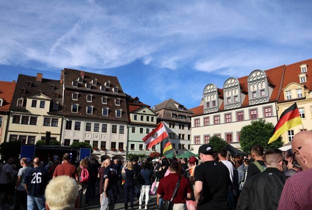 Wahlkampf der AfD zur Landtagswahl in Sachsen-Anhalt 24.08.2026, Naumburg, Wahlkampf der AfD auf dem Naumburger Marktplatz, am 06.09.2026 wird der neue Landtag in Sachsen-Anhalt gewaehlt im Bild: Spitzenkandidat Ulrich Siegmund (AfD) auf der Buehne, Interessierte haben sich teilweise mit Deutschlandfahnen versammelt *** AfD campaign for the state election in Saxony-Anhalt, August 24, 2026, Naumburg, AfD campaign rally on Naumburg’s market square; on September 6, 2026, the new state parliament of Saxony-Anhalt will be elected. Pictured: AfD lead candidate Ulrich Siegmund on stage; some interested onlookers have gathered, some carrying German flags.