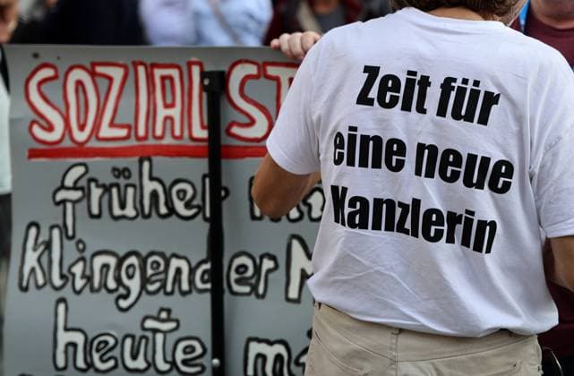 Wahlkampf der AfD zur Landtagswahl in Sachsen-Anhalt 24.08.2026, Naumburg, Wahlkampf der AfD auf dem Naumburger Marktplatz, am 06.09.2026 wird der neue Landtag in Sachsen-Anhalt gewaehlt im Bild: auf einem T-Shirt steht Zeit fuer eine neue Kanzlerin *** AfD campaign for the state election in Saxony-Anhalt, August 24, 2026, Naumburg, AfD campaign rally on Naumburg’s market square; on September 6, 2026, the new state parliament of Saxony-Anhalt will be elected; the image shows a T-shirt with the slogan Time for a new chancellor