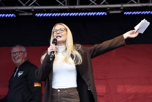 Wahlkampf der AfD zur Landtagswahl in Sachsen-Anhalt 24.08.2026, Naumburg, Wahlkampf der AfD auf dem Naumburger Marktplatz, am 06.09.2026 wird der neue Landtag in Sachsen-Anhalt gewaehlt im Bild: Kandidatin Juliane Waehler (AfD) fuer das Direktmandat im Wahlkreis 40 auf der Buehne, dahinter ihr Vater Lothar Waehler (AfD) *** AfD campaign for the state election in Saxony-Anhalt on August 24, 2026, Naumburg, AfD campaign rally on Naumburg’s market square; on September 6, 2026, the new state parliament of Saxony-Anhalt will be elected. Pictured: AfD candidate Juliane Waehler, running for a direct seat in Constituency 40, on stage, with her father, Lothar Waehler (AfD), behind her.
