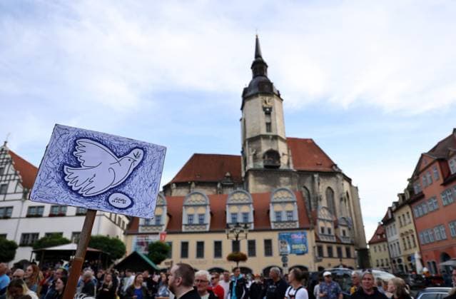 Wahlkampf der AfD zur Landtagswahl in Sachsen-Anhalt 24.08.2026, Naumburg, Wahlkampf der AfD auf dem Naumburger Marktplatz, am 06.09.2026 wird der neue Landtag in Sachsen-Anhalt gewaehlt im Bild: ein Plakat mit einer Friedenstaube vor der Stadtkirche St.Wenzel *** AfD campaign for the state legislative election in Saxony-Anhalt, August 24, 2026, Naumburg, AfD campaign event on Naumburg’s market square; on September 6, 2026, the new state parliament of Saxony-Anhalt will be elected. Pictured is a poster featuring a dove of peace in front of St. Wenzel’s City Church.