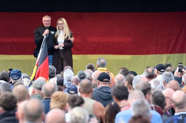 Wahlkampf der AfD zur Landtagswahl in Sachsen-Anhalt 24.08.2026, Naumburg, Wahlkampf der AfD auf dem Naumburger Marktplatz, am 06.09.2026 wird der neue Landtag in Sachsen-Anhalt gewaehlt im Bild: Kandidatin Juliane Waehler (AfD) fuer das Direktmandat im Wahlkreis 40 auf der Buehne, hier mit ihrem Vater Lothar Waehler (AfD) *** AfD campaign for the state election in Saxony-Anhalt, August 24, 2026, Naumburg, AfD campaign rally at Naumburg’s market square; on September 6, 2026, the new state parliament of Saxony-Anhalt will be elected. Pictured: AfD candidate Juliane Waehler, running for a direct seat in Constituency 40, on stage, shown here with her father, Lothar Waehler of the AfD