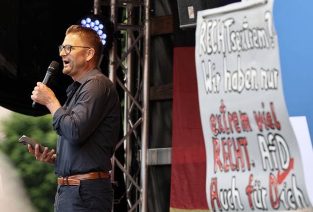 Wahlkampf der AfD zur Landtagswahl in Sachsen-Anhalt 24.08.2026, Naumburg, Wahlkampf der AfD auf dem Naumburger Marktplatz, am 06.09.2026 wird der neue Landtag in Sachsen-Anhalt gewaehlt im Bild: Rene Springer (AfD MdB) auf der Buehne, rechts ein Plakat mit der Aufschrift Rechtsextrem? Wir haben nur extrem viel Recht. AfD Auch fuer Dich *** AfD campaign for the state legislative election in Saxony-Anhalt, August 24, 2026, Naumburg, AfD campaign rally on Naumburg’s market square; on September 6, 2026, the new state parliament of Saxony-Anhalt will be elected. Pictured: Rene Springer, AfD Member of the Bundestag, on stage; to the right, a poster reading Far-right: We’re just extremely right. AfD—for you, too.