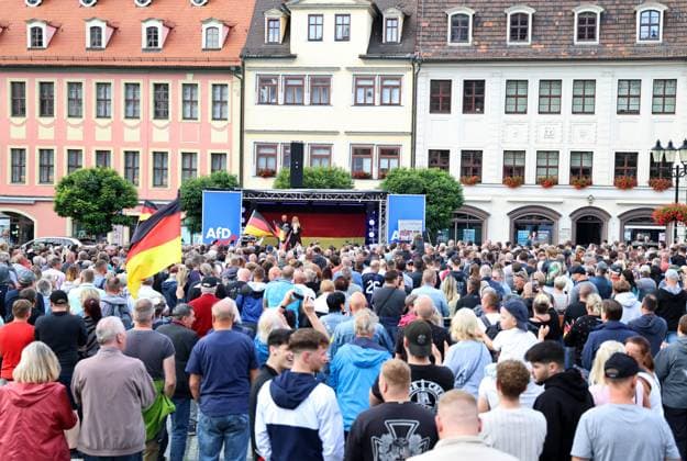 Wahlkampf der AfD zur Landtagswahl in Sachsen-Anhalt 24.08.2026, Naumburg, Wahlkampf der AfD auf dem Naumburger Marktplatz, am 06.09.2026 wird der neue Landtag in Sachsen-Anhalt gewaehlt im Bild: Kandidatin Juliane Waehler (AfD) fuer das Direktmandat im Wahlkreis 40 auf der Buehne, hier mit ihrem Vater Lothar Waehler (AfD) *** AfD campaign for the state election in Saxony-Anhalt, August 24, 2026, Naumburg, AfD campaign event at Naumburg’s market square; on September 6, 2026, the new state parliament of Saxony-Anhalt will be elected. Pictured: AfD candidate Juliane Waehler, running for a direct seat in Constituency 40, on stage, shown here with her father, Lothar Waehler (AfD)