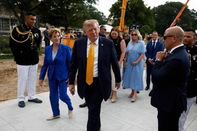 Trump Remarks at a School Choice Event at the White House United States President Donald J Trump (C) and US Secretary of Education Linda McMahon (C-L) at the construction site of a helipad on the South Lawn of the White House in Washington DC, USA, 24 August 2026. President Trump invited families and children of back-to-school event which he was hosting in the Rose Garden, to view the construction. Credit: Will Oliver Pool via CNP Washington District of Columbia United States of America EDITORIAL USE ONLY Copyright: xx WH-2408-020-6513897 WillxOliverx-xPoolxviaxCNPx cnpphotos339644
